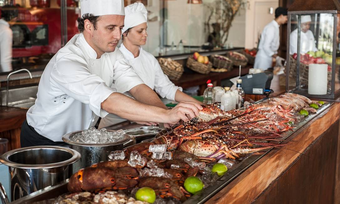 Read more about the article Savoring Rio like a Carioca: A Guide to Rio Carnival 2024 Cuisine